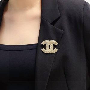 P90 CHANEL🇫🇷 CHANEL Counter high version of the diamond-encrusted Chanel brooch is the most understanding of the woman's accessories those who devote all their heart and soul to be their own women tend to cherish the significance of the brooch Ms. Chanel pinned the brooch on her hat and told the fashionable ladies who imitated her: [Brooch is very practical, it can be pinned on a suit collar, pocket, hat, belt or evening gown It can be worn on the lapel of a suit, on a pocket, on a hat, on a belt, or on an evening dress👗👗👗👗.