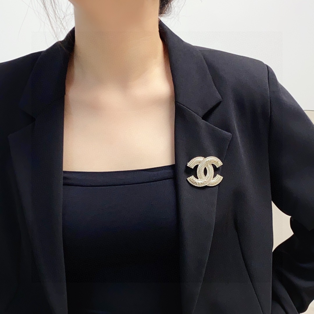 图片[2]-P90 CHANEL🇫🇷香奈儿 专柜高版本镶钻香奈儿胸针是最懂女人的饰物那些倾注了全部心血去做自己的女人往往更珍惜胸针的意义香奈儿女士把胸针别在帽子上并告诉那些模仿她的时髦女士们：[胸针可是非常实用它可以别在西装领上、口袋上、帽子上、腰带上或者是晚礼服上👗👗👗-高仿包包