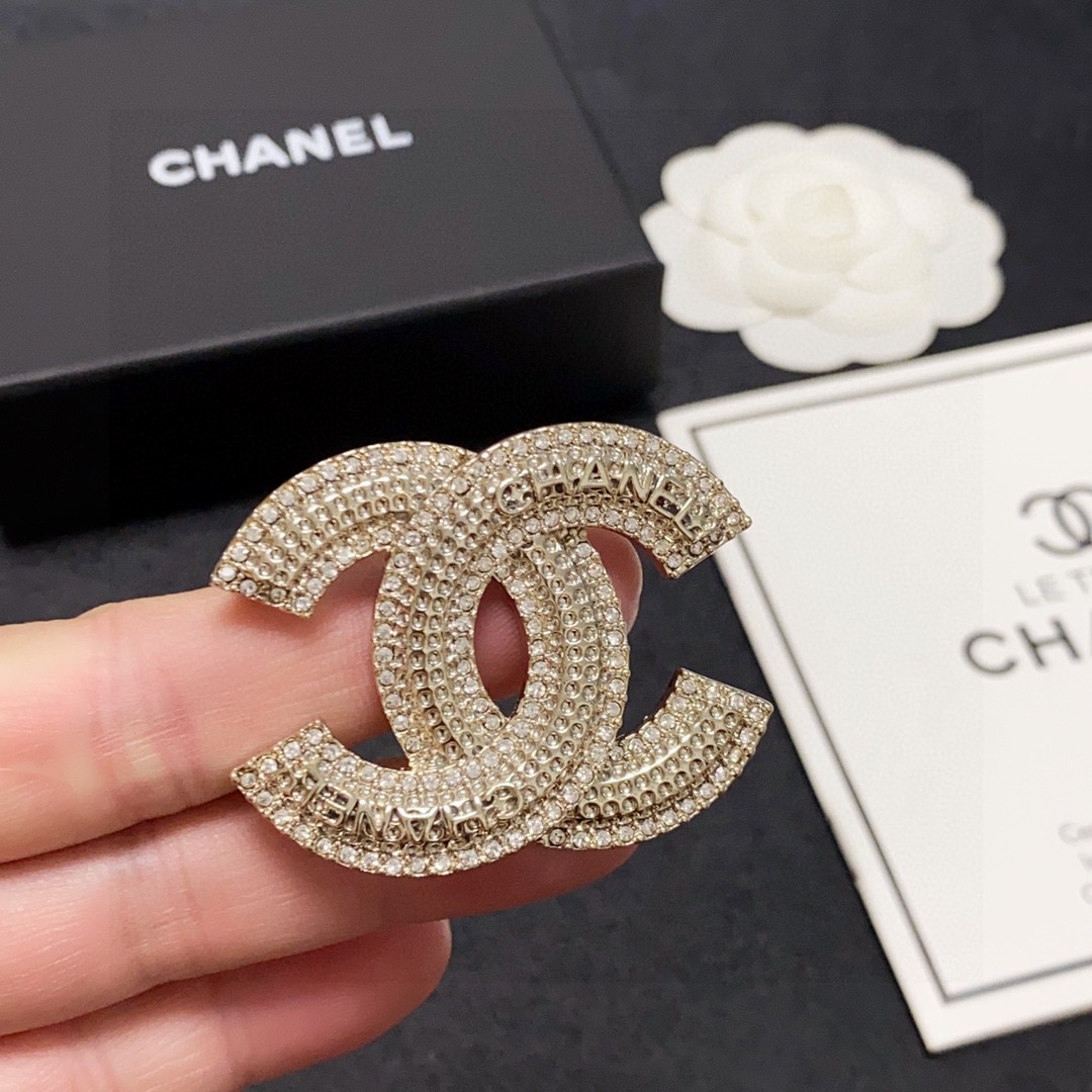 图片[8]-P90 CHANEL🇫🇷香奈儿 专柜高版本镶钻香奈儿胸针是最懂女人的饰物那些倾注了全部心血去做自己的女人往往更珍惜胸针的意义香奈儿女士把胸针别在帽子上并告诉那些模仿她的时髦女士们：[胸针可是非常实用它可以别在西装领上、口袋上、帽子上、腰带上或者是晚礼服上👗👗👗-高仿包包