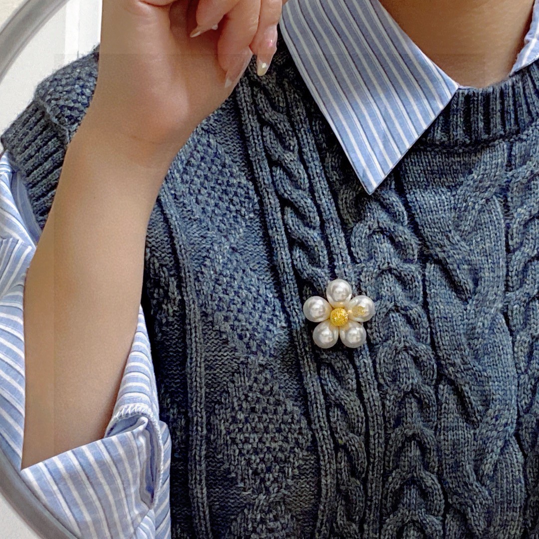 P80 CHANEL🇫🇷 Chanel Chanel small brooch is the most understanding of women's accessories those who devote all their heart to their own women tend to cherish the significance of the brooch Ms. Chanel pin the brooch on the hat and told those who imitate her chic ladies: [brooch is very practical it can be pinned on the suit collar, pocket, It can be worn on the lapel of a suit, on a pocket, on a hat, on a belt, or on an evening gown👗👗.