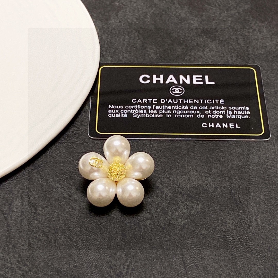 P80 CHANEL🇫🇷 Chanel Chanel small brooch is the most understanding of women's accessories those who devote all their heart to their own women tend to cherish the significance of the brooch Ms. Chanel pin the brooch on the hat and told those who imitate her chic ladies: [brooch is very practical it can be pinned on the suit collar, pocket, It can be worn on the lapel of a suit, on a pocket, on a hat, on a belt, or on an evening gown👗👗.
