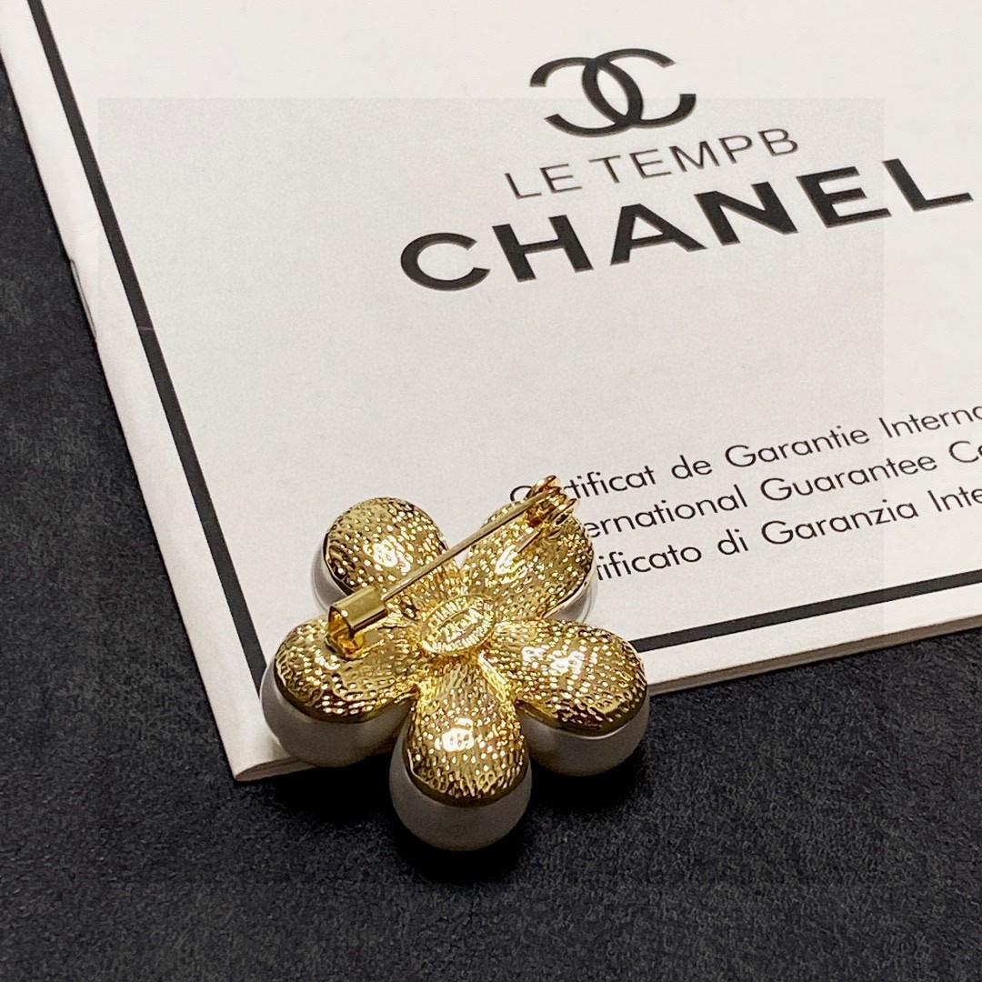 P80 CHANEL🇫🇷 Chanel Chanel small brooch is the most understanding of women's accessories those who devote all their heart to their own women tend to cherish the significance of the brooch Ms. Chanel pin the brooch on the hat and told those who imitate her chic ladies: [brooch is very practical it can be pinned on the suit collar, pocket, It can be worn on the lapel of a suit, on a pocket, on a hat, on a belt, or on an evening gown👗👗.