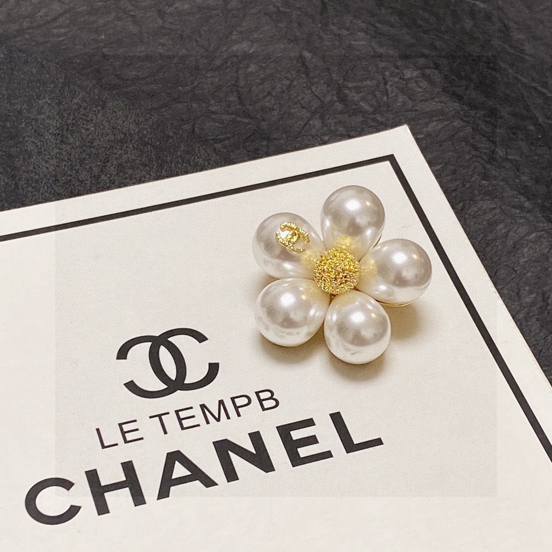 P80 CHANEL🇫🇷 Chanel Chanel small brooch is the most understanding of women's accessories those who devote all their heart to their own women tend to cherish the significance of the brooch Ms. Chanel pin the brooch on the hat and told those who imitate her chic ladies: [brooch is very practical it can be pinned on the suit collar, pocket, It can be worn on the lapel of a suit, on a pocket, on a hat, on a belt, or on an evening gown👗👗.