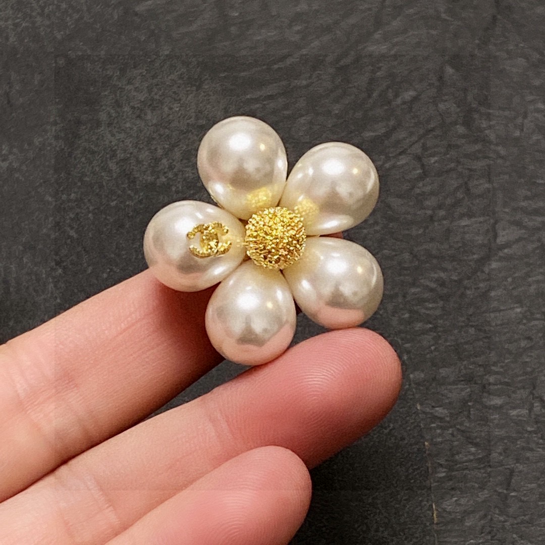 P80 CHANEL🇫🇷 Chanel Chanel small brooch is the most understanding of women's accessories those who devote all their heart to their own women tend to cherish the significance of the brooch Ms. Chanel pin the brooch on the hat and told those who imitate her chic ladies: [brooch is very practical it can be pinned on the suit collar, pocket, It can be worn on the lapel of a suit, on a pocket, on a hat, on a belt, or on an evening gown👗👗.