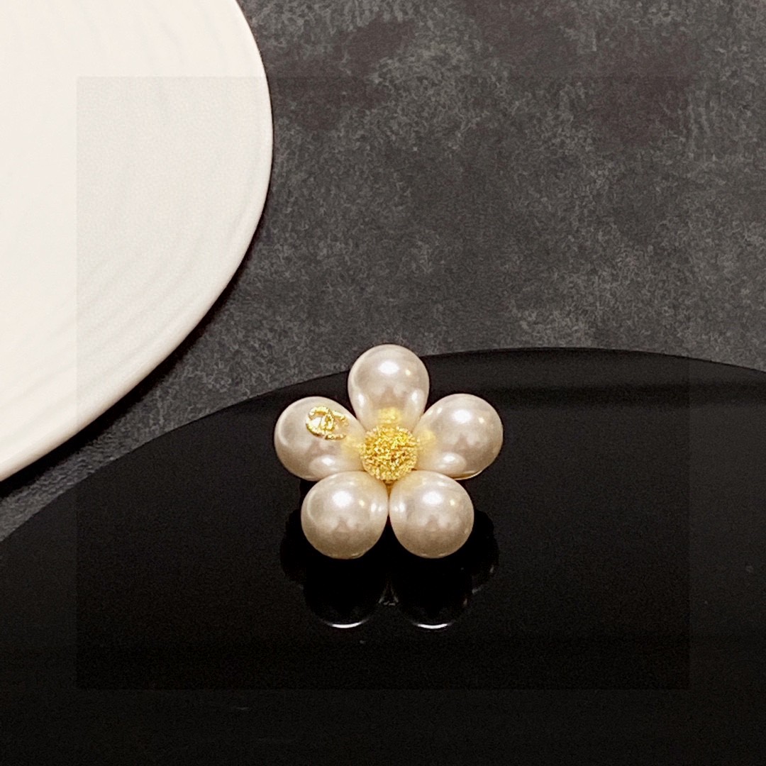 P80 CHANEL🇫🇷 Chanel Chanel small brooch is the most understanding of women's accessories those who devote all their heart to their own women tend to cherish the significance of the brooch Ms. Chanel pin the brooch on the hat and told those who imitate her chic ladies: [brooch is very practical it can be pinned on the suit collar, pocket, It can be worn on the lapel of a suit, on a pocket, on a hat, on a belt, or on an evening gown👗👗.
