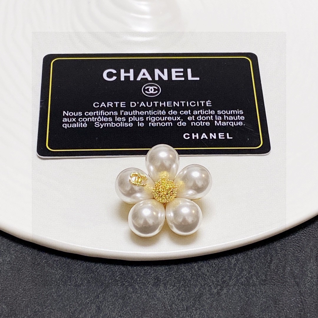 P80 CHANEL🇫🇷 Chanel Chanel small brooch is the most understanding of women's accessories those who devote all their heart to their own women tend to cherish the significance of the brooch Ms. Chanel pin the brooch on the hat and told those who imitate her chic ladies: [brooch is very practical it can be pinned on the suit collar, pocket, It can be worn on the lapel of a suit, on a pocket, on a hat, on a belt, or on an evening gown👗👗.