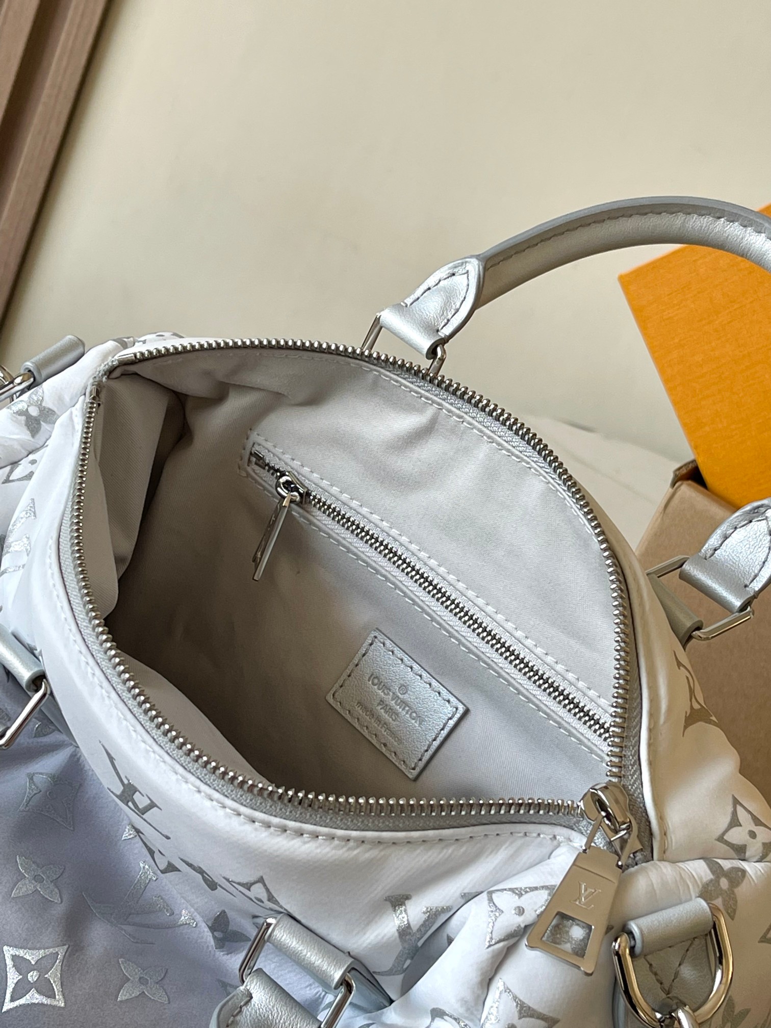 图片[8]-p1760

（羽绒）本款Speedy Bandoulière25手袋
型号：M11848银色
材料：A级全钢五金进口原厂面料
包装：全套原厂免税M博柏利装
尺寸：25*19*15CM-高仿包包