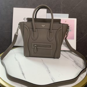 P1500  
CELINE nano笑脸包🔥  全新升级版❗️手工打造❗️精致细腻❗️首P数量有限❗️先下手为强❗️
型号:189243荔枝纹/鼠灰❣️ 
尺寸：20-20-20💰(配原版包装)-高仿包包