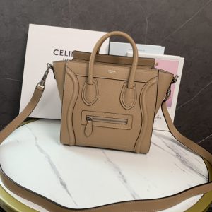P1500 
CELINE nano笑脸包🔥  全新升级版❗️手工打造❗️精致细腻❗️首P数量有限❗️先下手为强❗️
型号:189243荔枝纹/裸杏 ❣️ 
尺寸：20-20-20💰(配原版包装)-高仿包包
