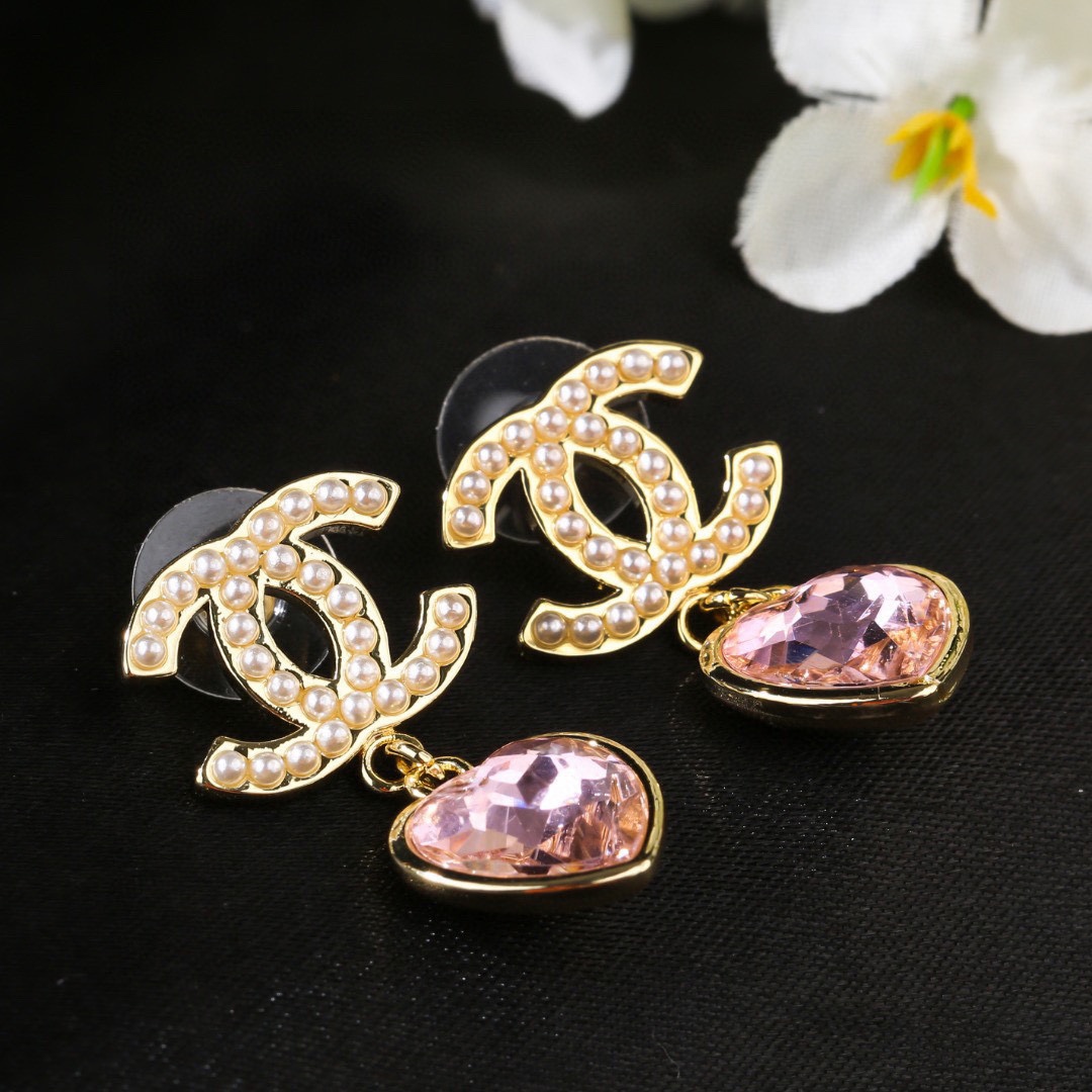 P74 Chanel Chanel New Heart 💗 Earrings So nice! Earrings are a must-have decorative accessory. Elegant and elegant, made of the same brass as the original.