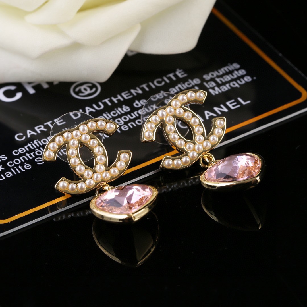 P74 Chanel Chanel New Heart 💗 Earrings So nice! Earrings are a must-have decorative accessory. Elegant and elegant, made of the same brass as the original.