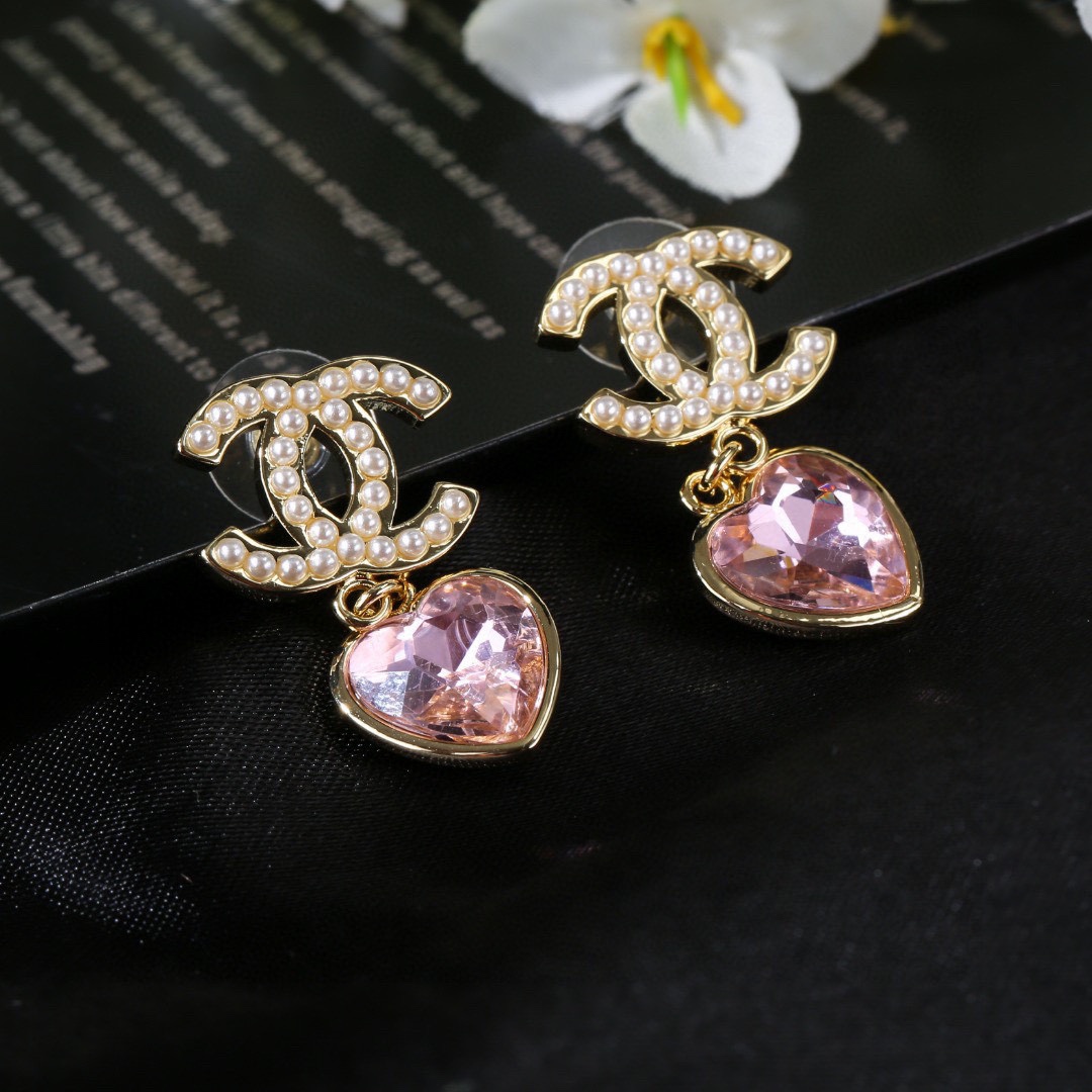 P74 Chanel Chanel New Heart 💗 Earrings So nice! Earrings are a must-have decorative accessory. Elegant and elegant, made of the same brass as the original.
