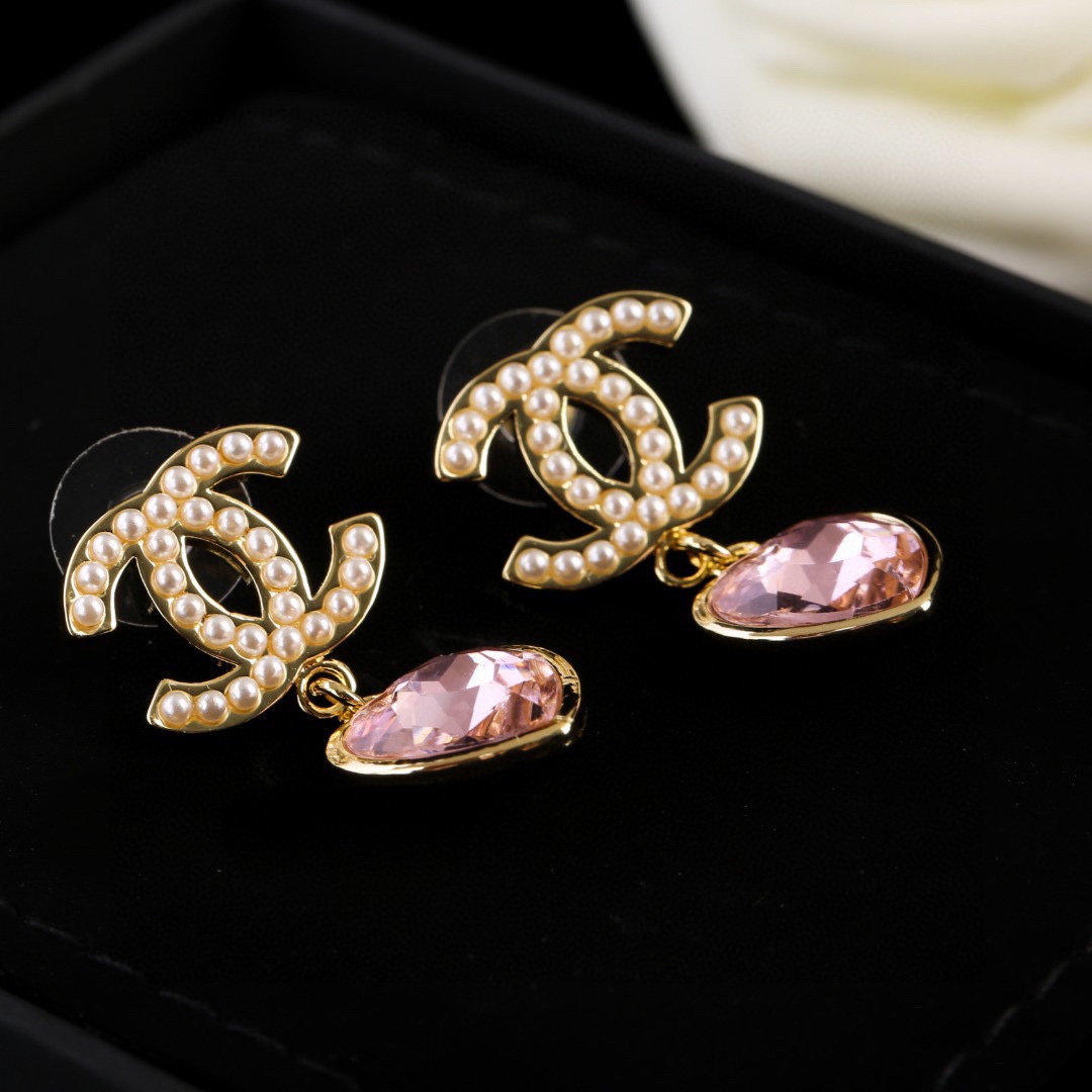 P74 Chanel Chanel New Heart 💗 Earrings So nice! Earrings are a must-have decorative accessory. Elegant and elegant, made of the same brass as the original.