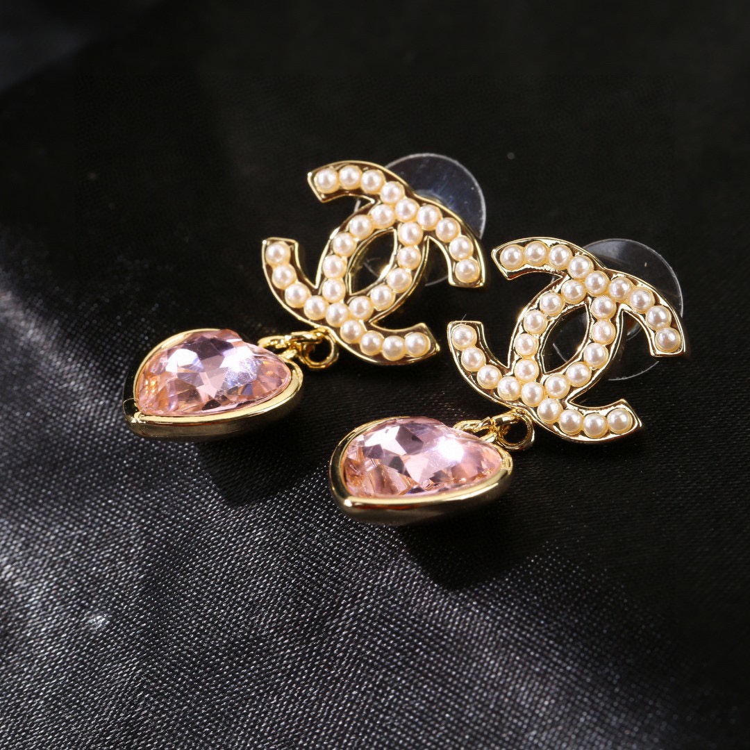 P74 Chanel Chanel New Heart 💗 Earrings So nice! Earrings are a must-have decorative accessory. Elegant and elegant, made of the same brass as the original.