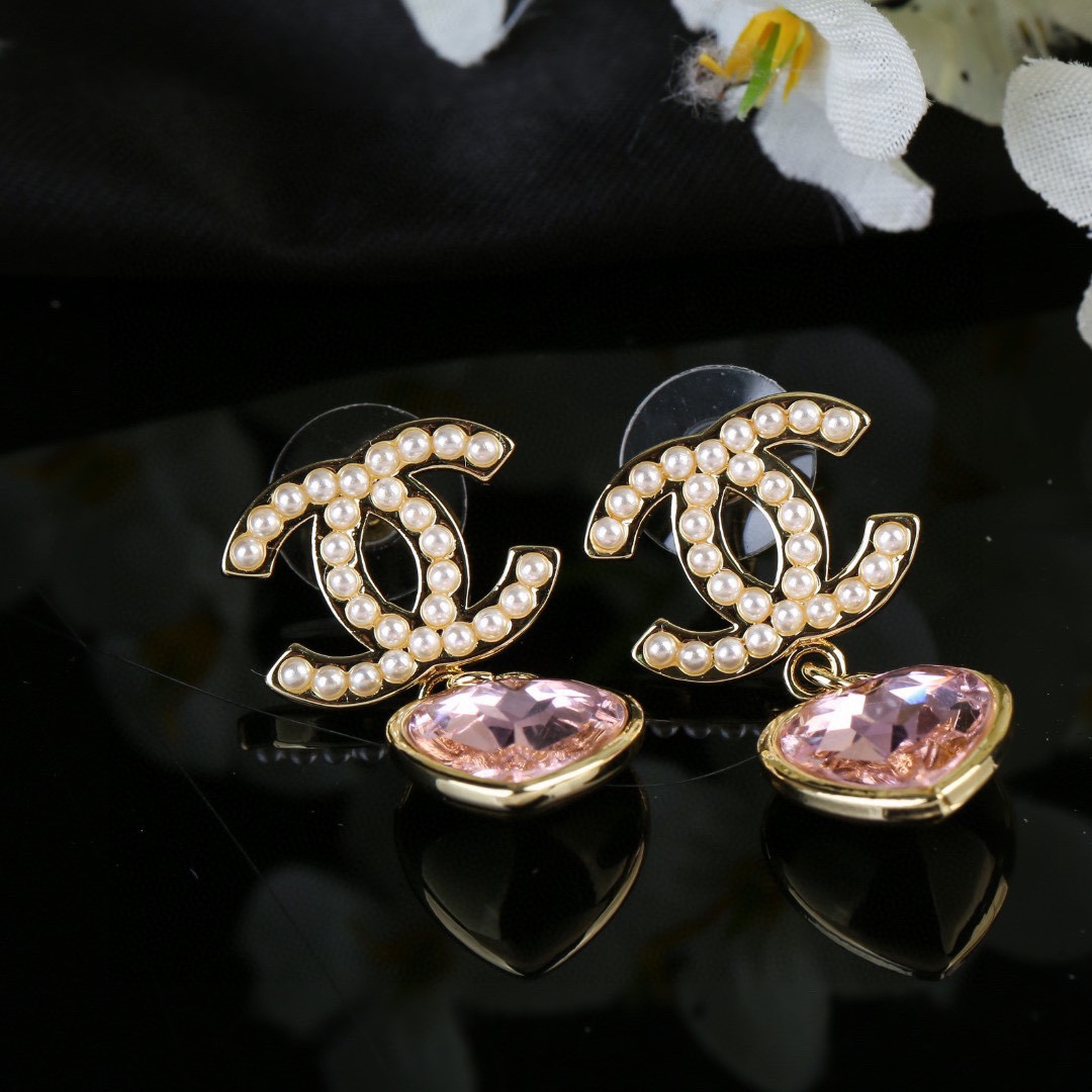 P74 Chanel Chanel New Heart 💗 Earrings So nice! Earrings are a must-have decorative accessory. Elegant and elegant, made of the same brass as the original.