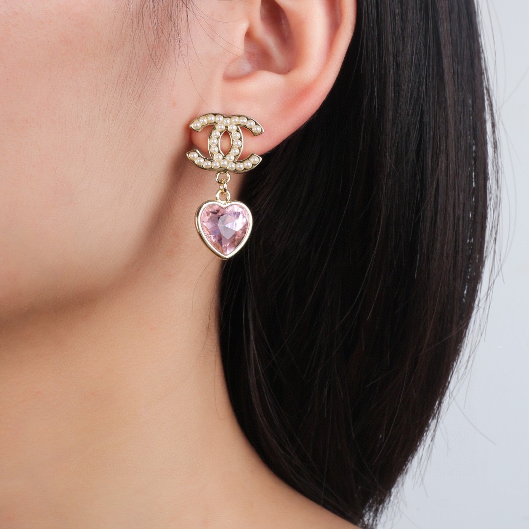 P74 Chanel Chanel New Heart 💗 Earrings So nice! Earrings are a must-have decorative accessory. Elegant and elegant, made of the same brass as the original.