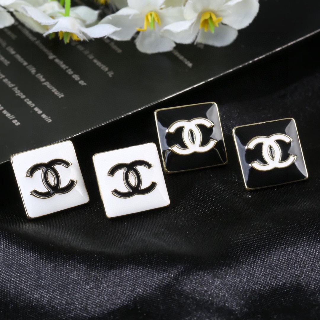 P80 CHANEL earrings ✨ every detail of the workmanship is very fine this design is very beautiful this section is really super beautiful super fairy delicate Miss must have