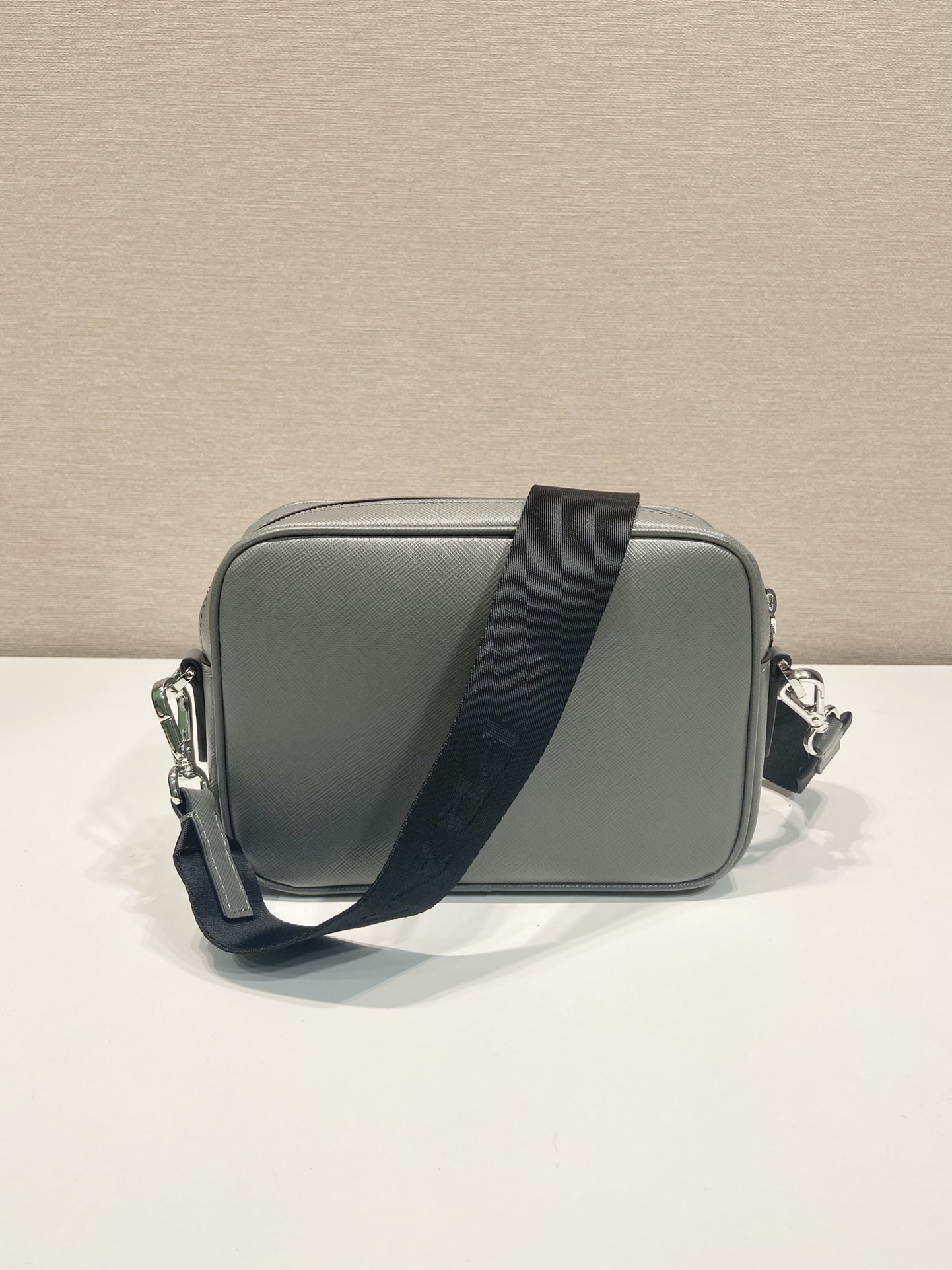 P900 2VH170This shoulder bag is made of Saffiano leatherSimple lines highlight the eye-catching styleThe iconic Saffiano leather material is synonymous with luxury and a status symbol of the traditional Italian leather craftsmanshipWith a removable leather pouch and enameled triangular labelsDetachable and adjustable nylon shoulder strapSimple and atmosphericShoot upLength 20xHeight 13.5cm L20xH13.5xB7cm-High Fake Bags