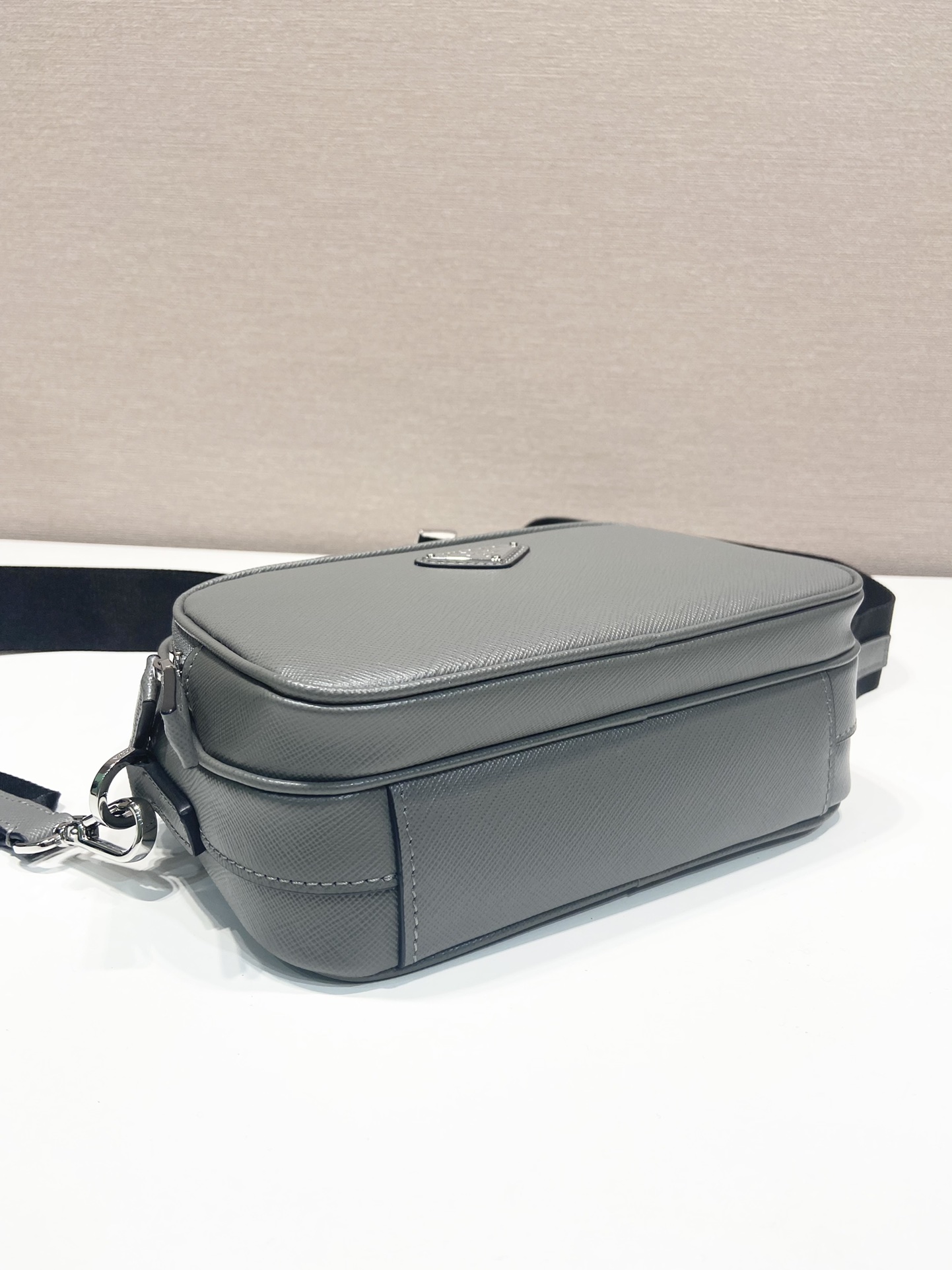 P900 2VH170This shoulder bag is made of Saffiano leatherSimple lines highlight the eye-catching styleThe iconic Saffiano leather material is synonymous with luxury and a status symbol of the traditional Italian leather craftsmanshipWith a removable leather pouch and enameled triangular labelsDetachable and adjustable nylon shoulder strapSimple and atmosphericShoot upLength 20xHeight 13.5cm L20xH13.5xB7cm-High Fake Bags