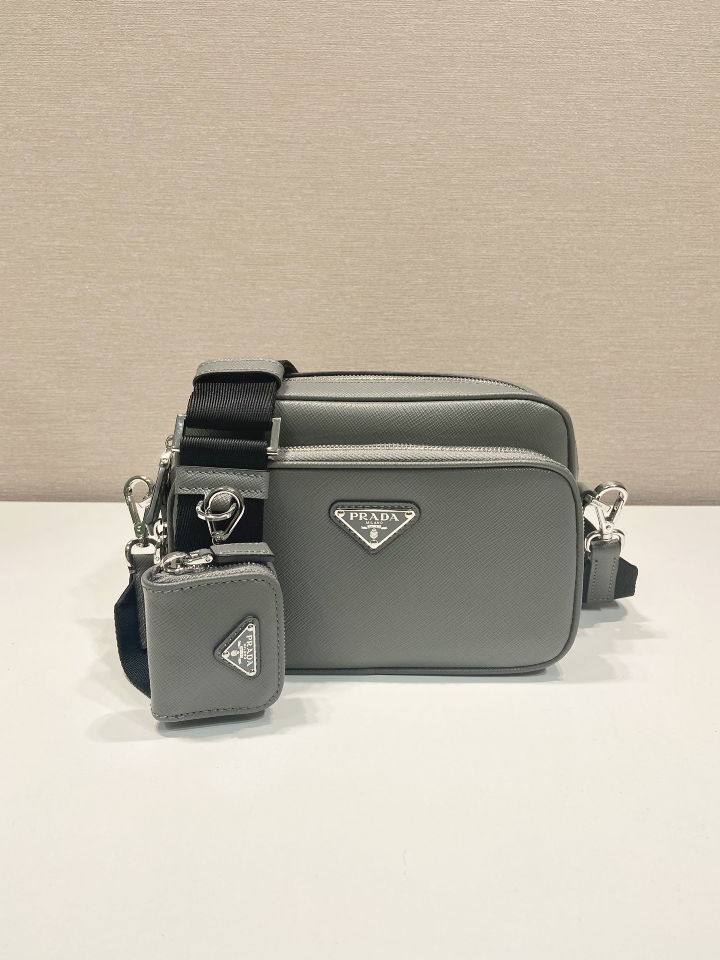 P900 2VH170This shoulder bag is made of Saffiano leatherSimple lines highlight the eye-catching styleThe iconic Saffiano leather material is synonymous with luxury and a status symbol of the traditional Italian leather craftsmanshipWith a removable leather pouch and enameled triangular labelsDetachable and adjustable nylon shoulder strapSimple and atmosphericShoot upLength 20xHeight 13.5cm L20xH13.5xB7cm-High Fake Bags