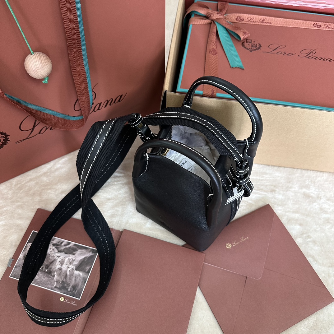 💰1320Loro piana Small Bucket Bale Mini Handbag Color: Marble Pink The Bale bag's self-effacing elegance and monumental style is yet another testament to Loro piana's distinctive heritage. Square shape and name, from the large bundles used to pile storage cashmere, representing Loro piana to the fine craftsmanship adhere to. The body is made of calf leather with a very soft natural grain. Size: length 16✖️14✖️23CM-high-fashion factory