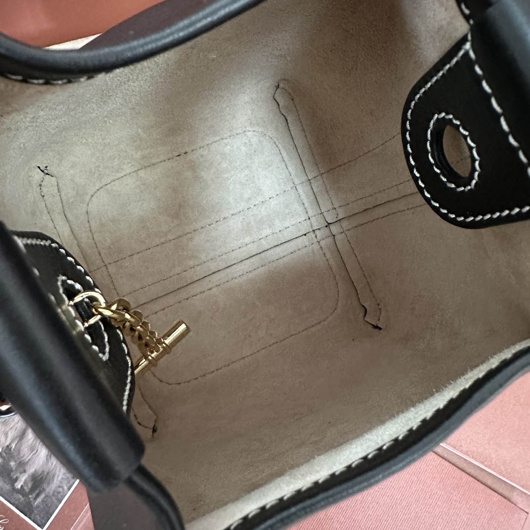 💰1320Loro piana Small Bucket Bale Mini Handbag Color: Marble Pink The Bale bag's self-effacing elegance and monumental style is yet another testament to Loro piana's distinctive heritage. Square shape and name, from the large bundles used to pile storage cashmere, representing Loro piana to the fine craftsmanship adhere to. The body is made of calf leather with a very soft natural grain. Size: length 16✖️14✖️23CM-high-fashion factory
