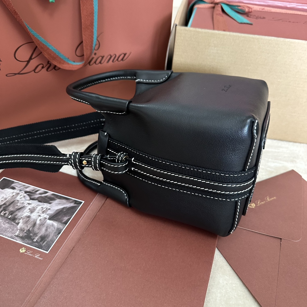 💰1320Loro piana Small Bucket Bale Mini Handbag Color: Marble Pink The Bale bag's self-effacing elegance and monumental style is yet another testament to Loro piana's distinctive heritage. Square shape and name, from the large bundles used to pile storage cashmere, representing Loro piana to the fine craftsmanship adhere to. The body is made of calf leather with a very soft natural grain. Size: length 16✖️14✖️23CM-high-fashion factory