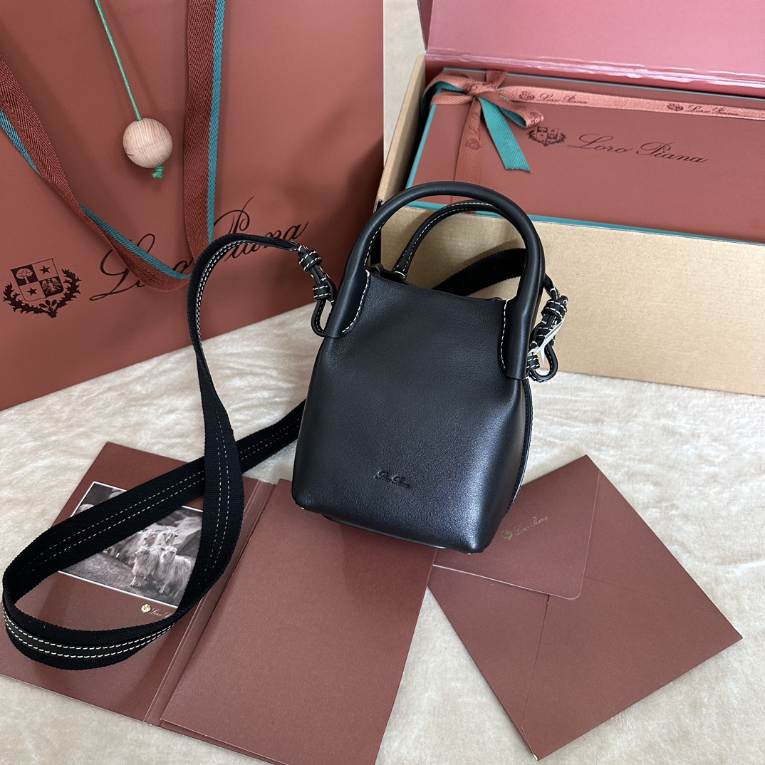 💰1320Loro piana Small Bucket Bale Mini Handbag Color: Marble Pink The Bale bag's self-effacing elegance and monumental style is yet another testament to Loro piana's distinctive heritage. Square shape and name, from the large bundles used to pile storage cashmere, representing Loro piana to the fine craftsmanship adhere to. The body is made of calf leather with a very soft natural grain. Size: length 16✖️14✖️23CM-high-fashion factory
