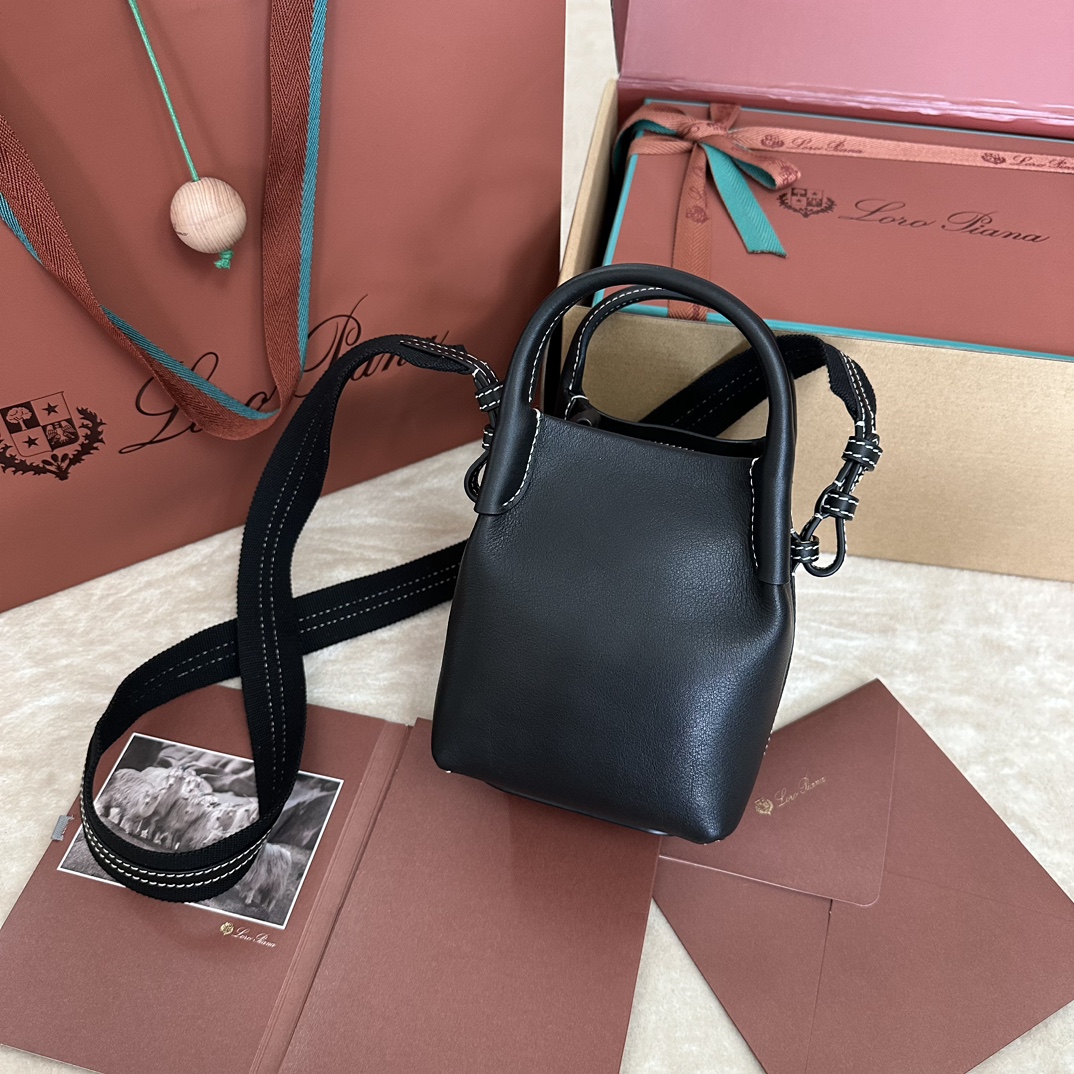 💰1320Loro piana Small Bucket Bale Mini Handbag Color: Marble Pink The Bale bag's self-effacing elegance and monumental style is yet another testament to Loro piana's distinctive heritage. Square shape and name, from the large bundles used to pile storage cashmere, representing Loro piana to the fine craftsmanship adhere to. The body is made of calf leather with a very soft natural grain. Size: length 16✖️14✖️23CM-high-fashion factory