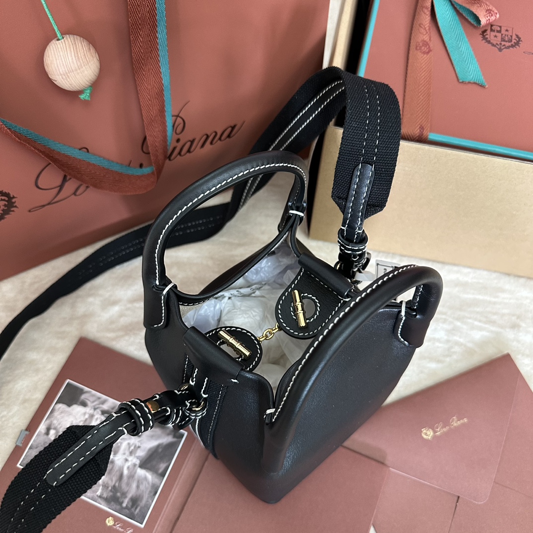 💰1320Loro piana Small Bucket Bale Mini Handbag Color: Marble Pink The Bale bag's self-effacing elegance and monumental style is yet another testament to Loro piana's distinctive heritage. Square shape and name, from the large bundles used to pile storage cashmere, representing Loro piana to the fine craftsmanship adhere to. The body is made of calf leather with a very soft natural grain. Size: length 16✖️14✖️23CM-high-fashion factory