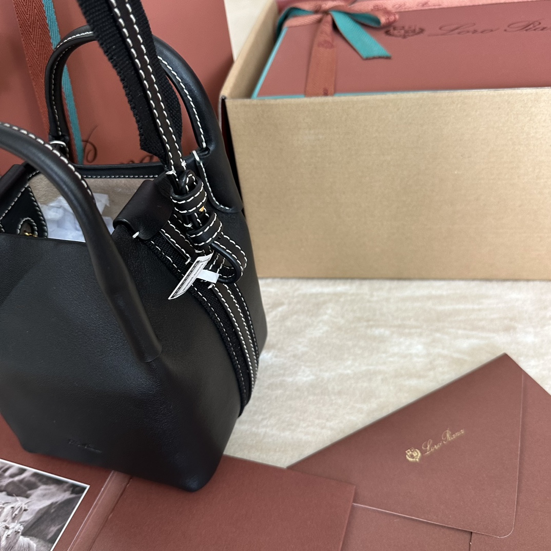 💰1320Loro piana Small Bucket Bale Mini Handbag Color: Marble Pink The Bale bag's self-effacing elegance and monumental style is yet another testament to Loro piana's distinctive heritage. Square shape and name, from the large bundles used to pile storage cashmere, representing Loro piana to the fine craftsmanship adhere to. The body is made of calf leather with a very soft natural grain. Size: length 16✖️14✖️23CM-high-fashion factory