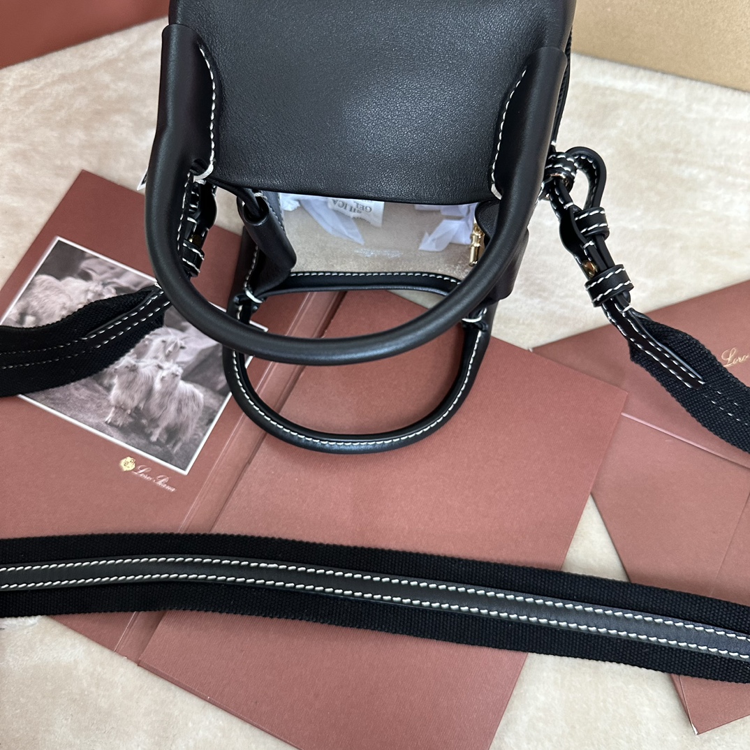 💰1320Loro piana Small Bucket Bale Mini Handbag Color: Marble Pink The Bale bag's self-effacing elegance and monumental style is yet another testament to Loro piana's distinctive heritage. Square shape and name, from the large bundles used to pile storage cashmere, representing Loro piana to the fine craftsmanship adhere to. The body is made of calf leather with a very soft natural grain. Size: length 16✖️14✖️23CM-high-fashion factory