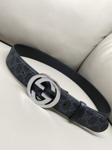 GG 4.0 Wide The iconic elements of the classic design are revitalized in the Early Fall 2024 collection. This belt is made of black Super Double G leather with interlocking Double G silver-tone hardware for a personal touch.