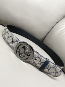 GG 4.0 Wide The iconic elements of the classic design are revitalized in the Early Fall 2024 collection. This belt is made of black Super Double G leather with interlocking Double G silver-tone hardware for a personal touch.