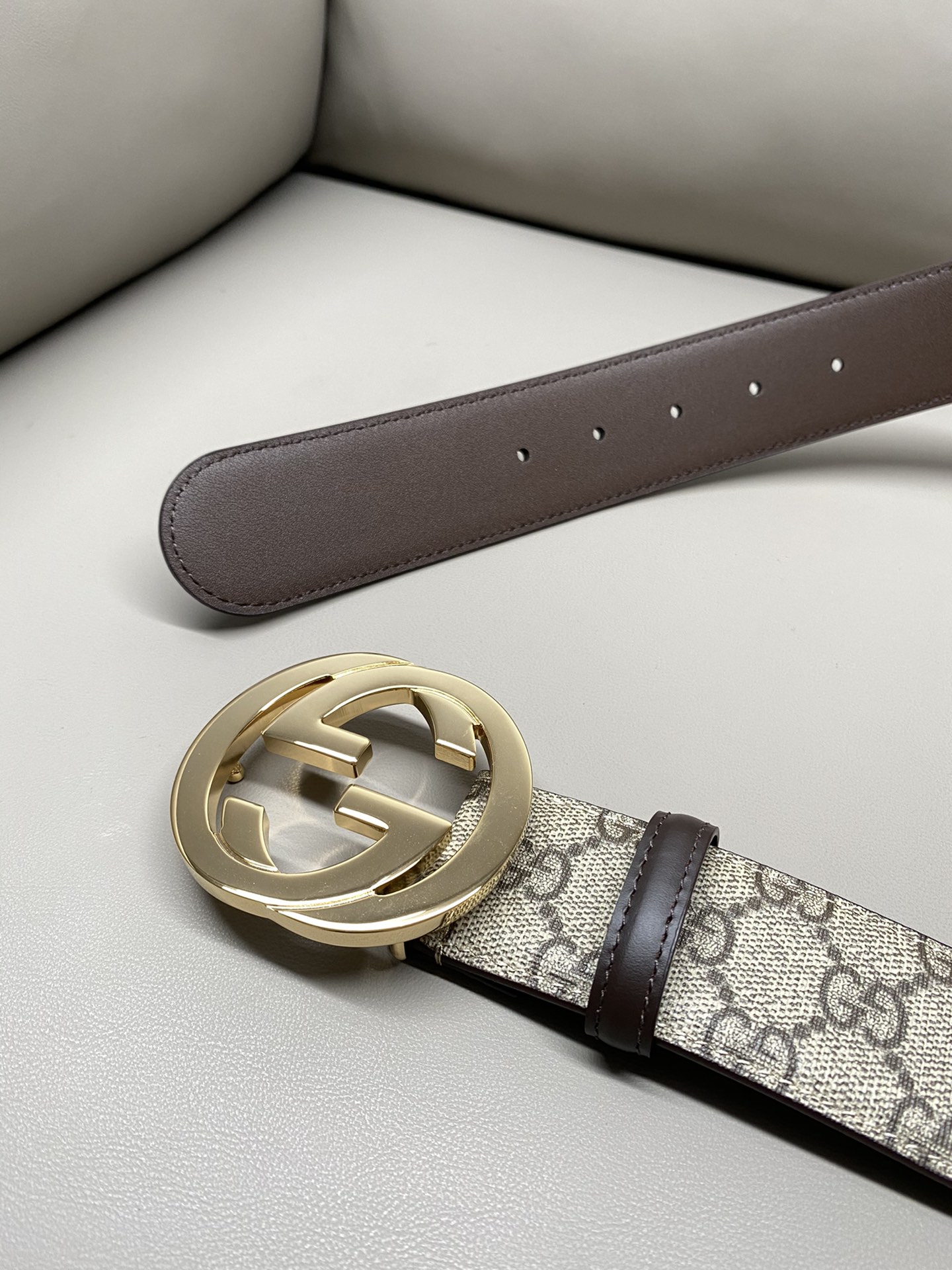 GG 4.0 Wide The iconic elements of the classic design are revitalized in the Early Fall 2024 collection. This belt is made of black Super Double G leather with interlocking Double G silver-tone hardware for a personal touch.