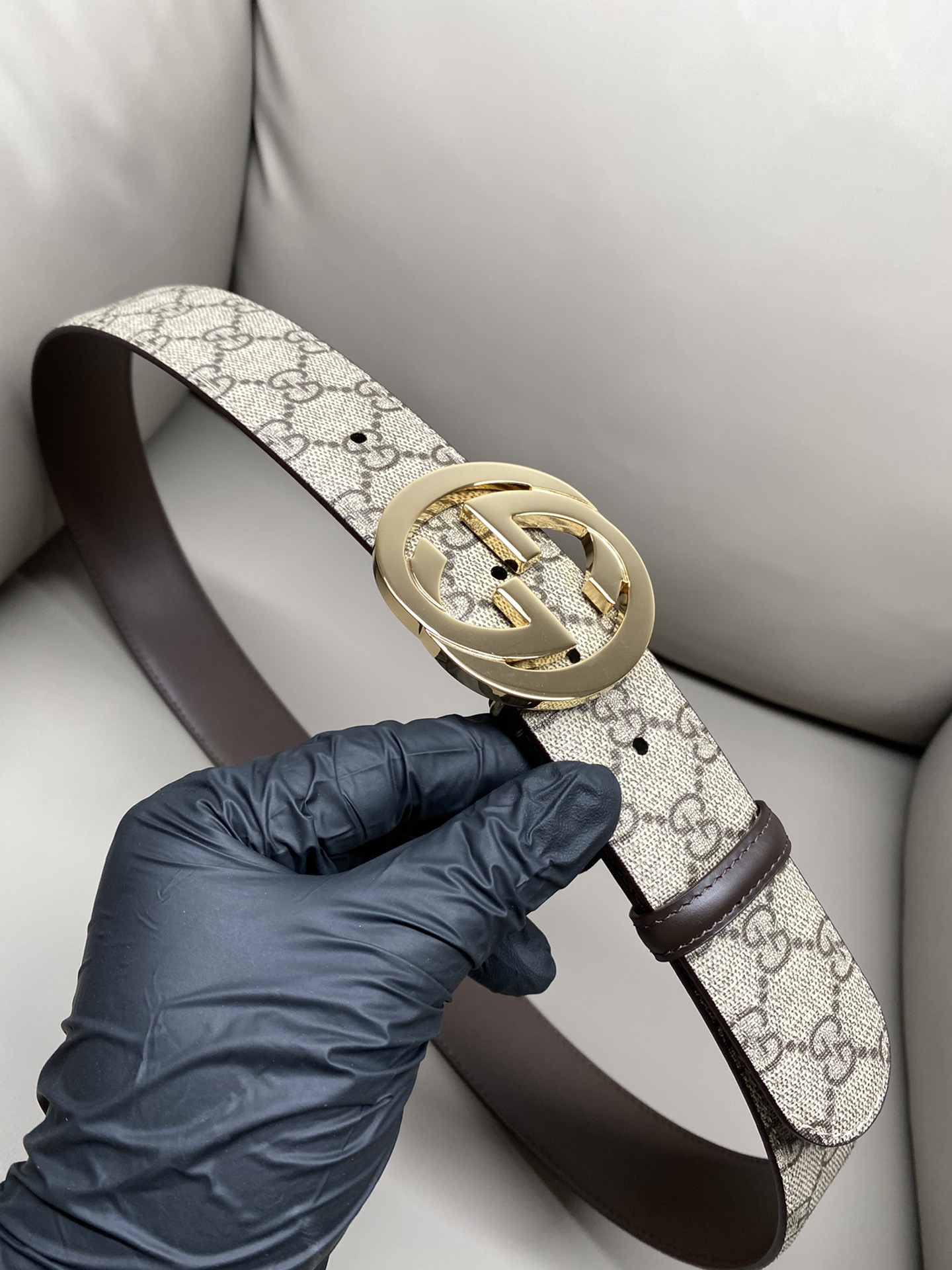 GG 4.0 Wide The iconic elements of the classic design are revitalized in the Early Fall 2024 collection. This belt is made of black Super Double G leather with interlocking Double G silver-tone hardware for a personal touch.