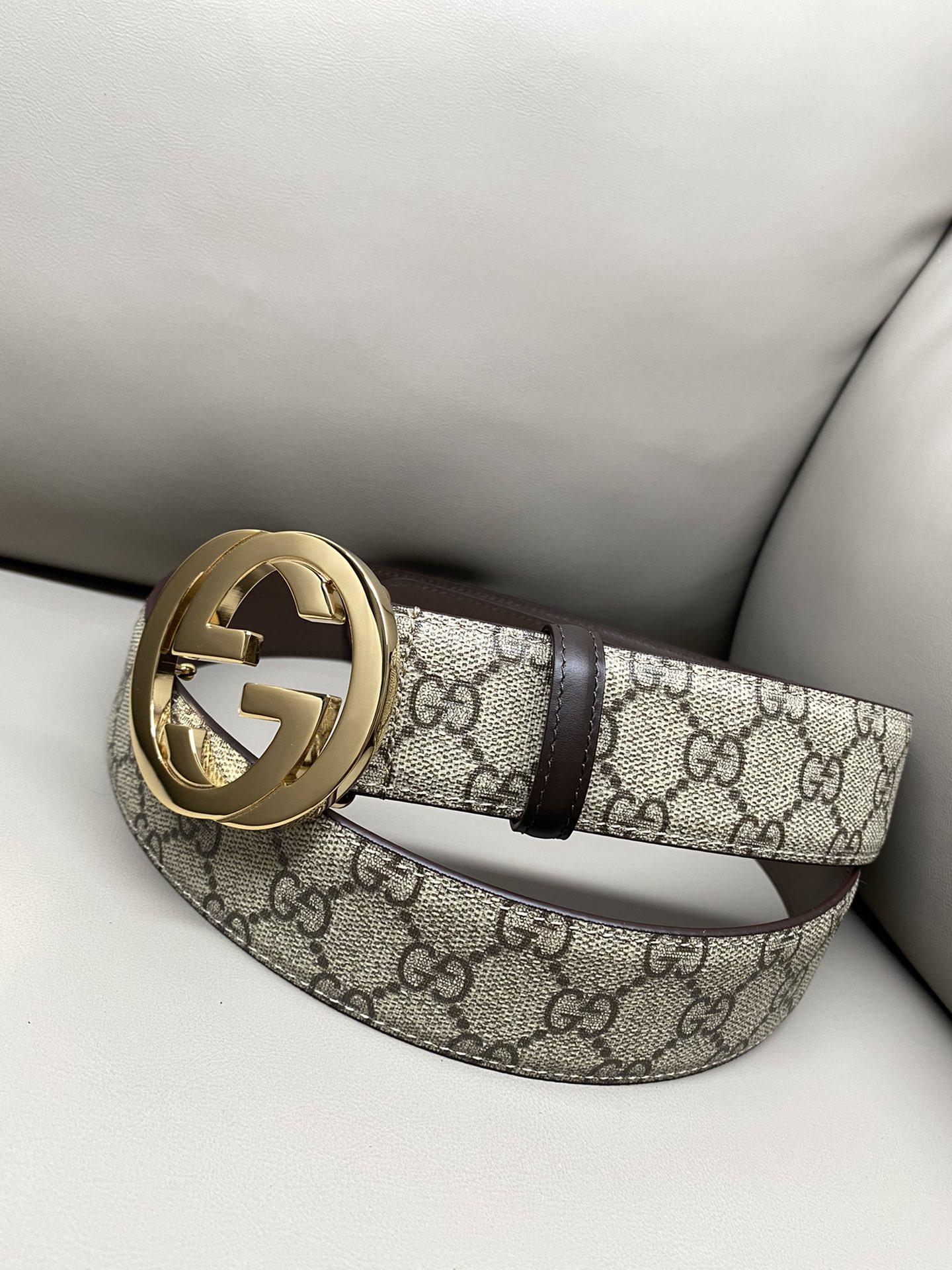 GG 4.0 Wide The iconic elements of the classic design are revitalized in the Early Fall 2024 collection. This belt is made of black Super Double G leather with interlocking Double G silver-tone hardware for a personal touch.