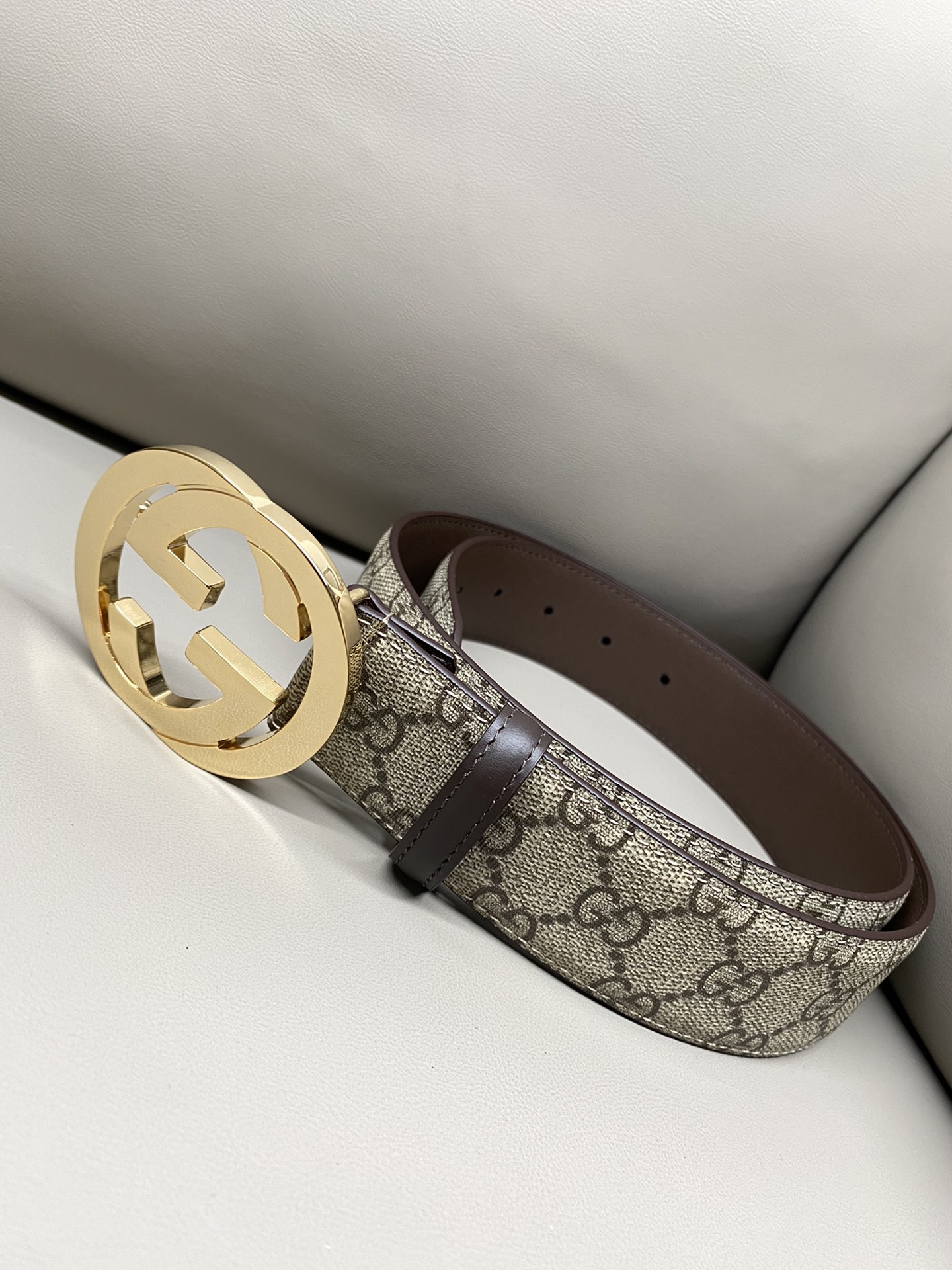 GG 4.0 Wide The iconic elements of the classic design are revitalized in the Early Fall 2024 collection. This belt is made of black Super Double G leather with interlocking Double G silver-tone hardware for a personal touch.