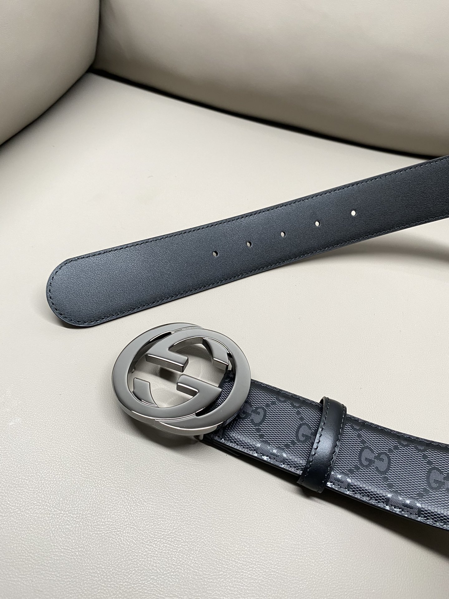 GG 4.0 Wide The iconic elements of the classic design are revitalized in the Early Fall 2024 collection. This belt is made of black Super Double G leather with interlocking Double G silver-tone hardware for a personal touch.