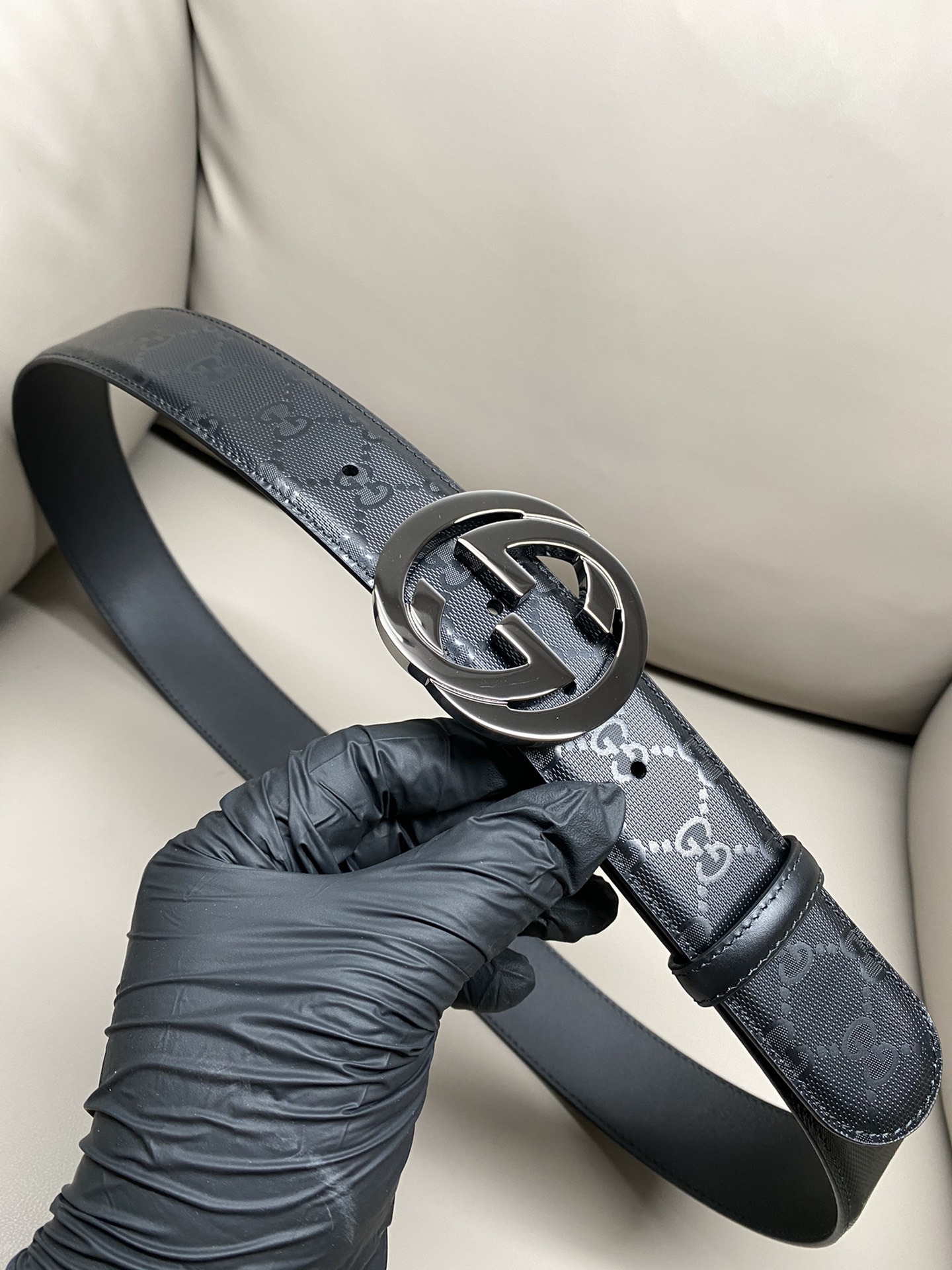 GG 4.0 Wide The iconic elements of the classic design are revitalized in the Early Fall 2024 collection. This belt is made of black Super Double G leather with interlocking Double G silver-tone hardware for a personal touch.
