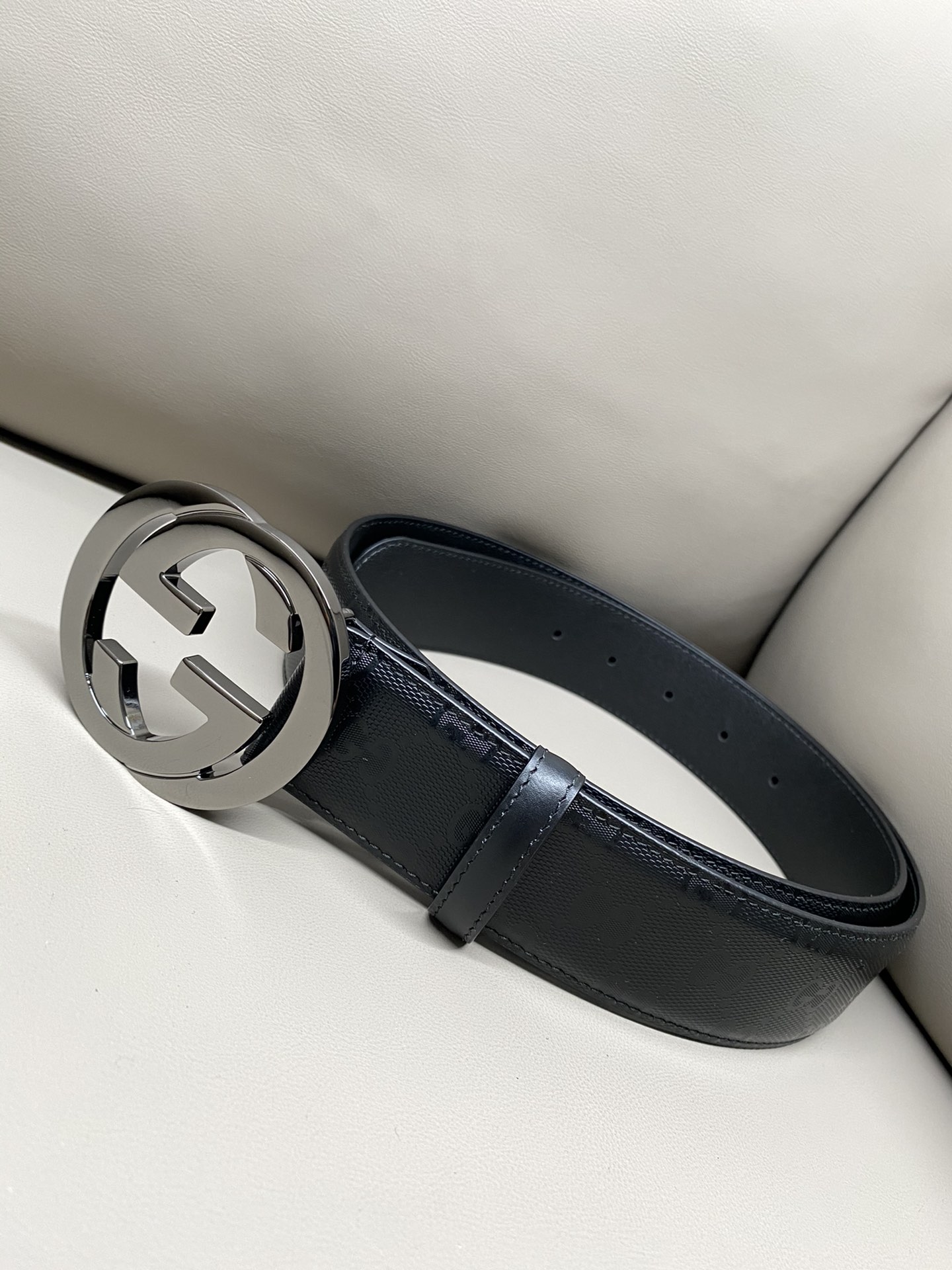 GG 4.0 Wide The iconic elements of the classic design are revitalized in the Early Fall 2024 collection. This belt is made of black Super Double G leather with interlocking Double G silver-tone hardware for a personal touch.