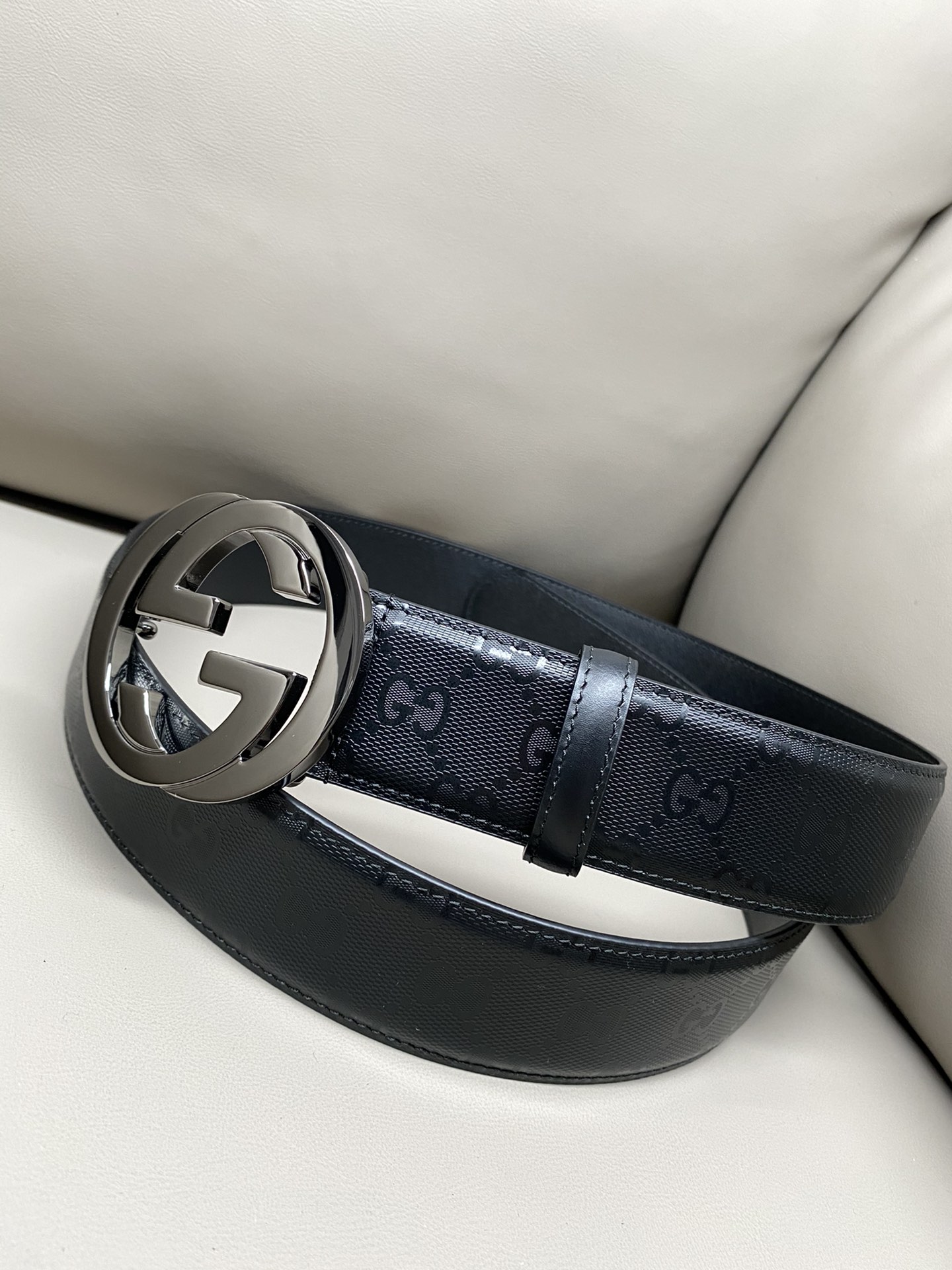 GG 4.0 Wide The iconic elements of the classic design are revitalized in the Early Fall 2024 collection. This belt is made of black Super Double G leather with interlocking Double G silver-tone hardware for a personal touch.