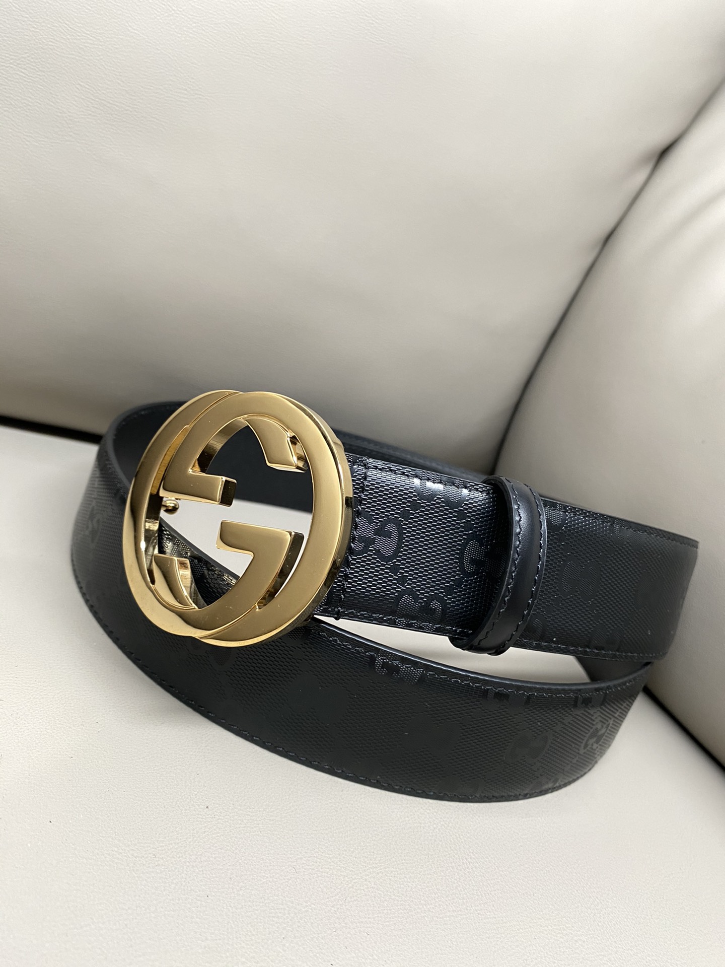 图片[4]-GG 4.0宽 典藏设计中的标志性元素于2024早秋系列焕发新意这款腰带选用黑色超级双G皮革打造互扣式双G银色调配件更添个性魅力-高仿包包