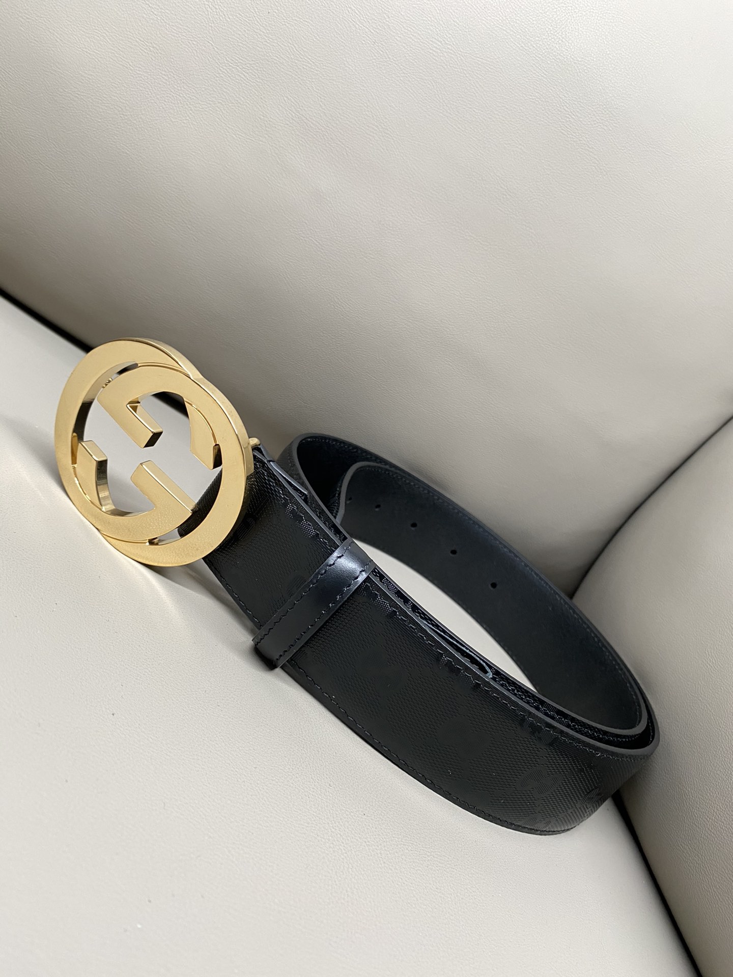 图片[3]-GG 4.0宽 典藏设计中的标志性元素于2024早秋系列焕发新意这款腰带选用黑色超级双G皮革打造互扣式双G银色调配件更添个性魅力-高仿包包