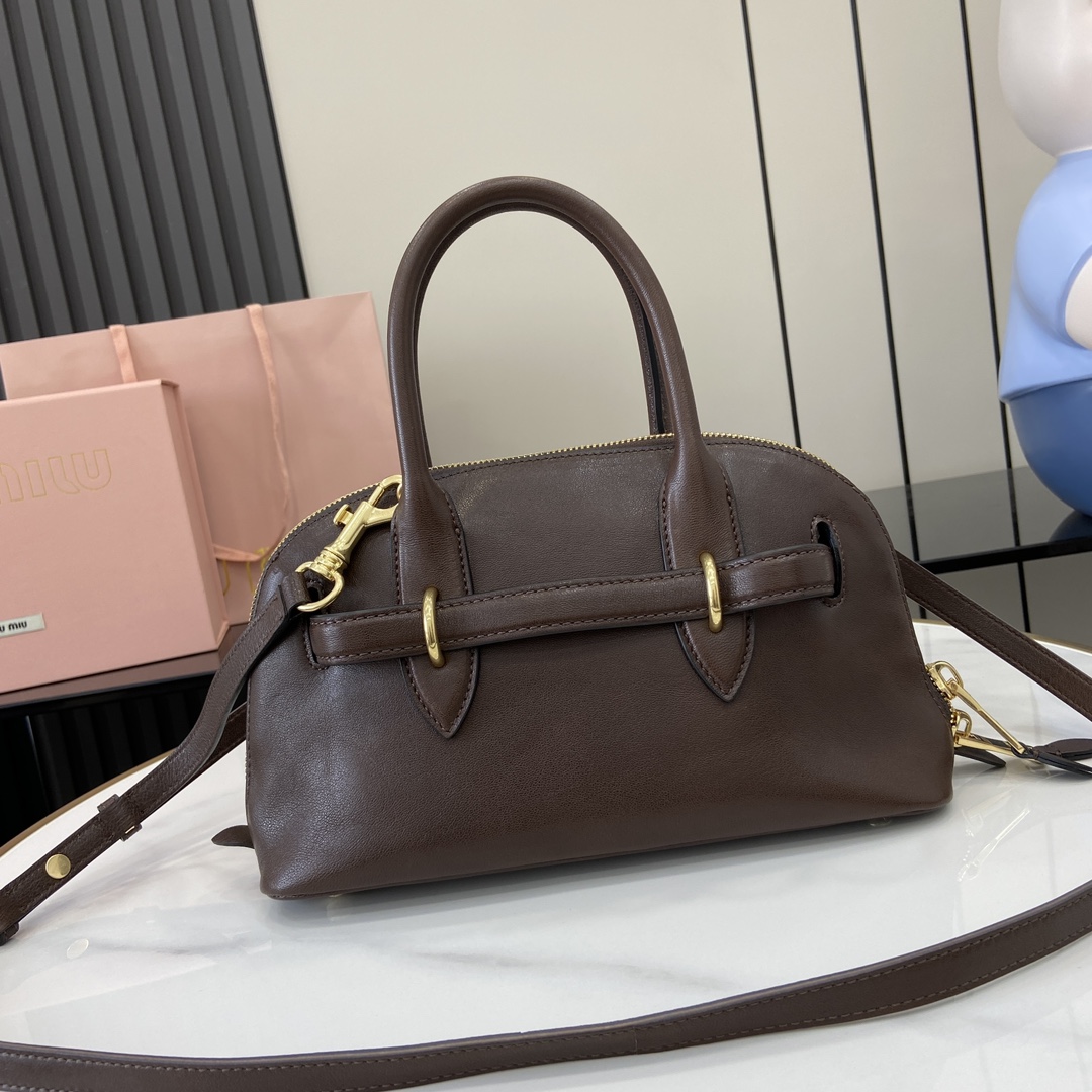 图片[3]-p1900 MiuMiu新品保龄球包釆用顶级复古植柔羊皮复古磨砂感做旧金属配件这款Aventure Nappa 皮革手提包灵感源自 MiuMiu典藏单品其结构经过调整变得更加轻便焕发全新个性打造具有隽永魅力的经典包款多元素的设计赋予这款手提包独特美感和经典气息可拆卸可调节皮革肩带帆布内里配拉链口袋和贴袋
型号：5bb169
尺寸：28（长）x 16.5（宽）x 10cm（厚）
颜色：酒红色/-高仿包包