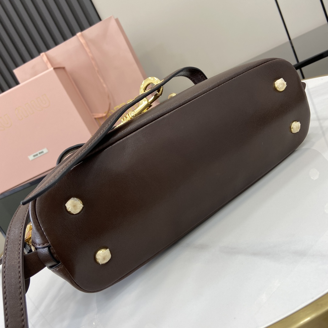 图片[4]-p1900 MiuMiu新品保龄球包釆用顶级复古植柔羊皮复古磨砂感做旧金属配件这款Aventure Nappa 皮革手提包灵感源自 MiuMiu典藏单品其结构经过调整变得更加轻便焕发全新个性打造具有隽永魅力的经典包款多元素的设计赋予这款手提包独特美感和经典气息可拆卸可调节皮革肩带帆布内里配拉链口袋和贴袋
型号：5bb169
尺寸：28（长）x 16.5（宽）x 10cm（厚）
颜色：酒红色/-高仿包包
