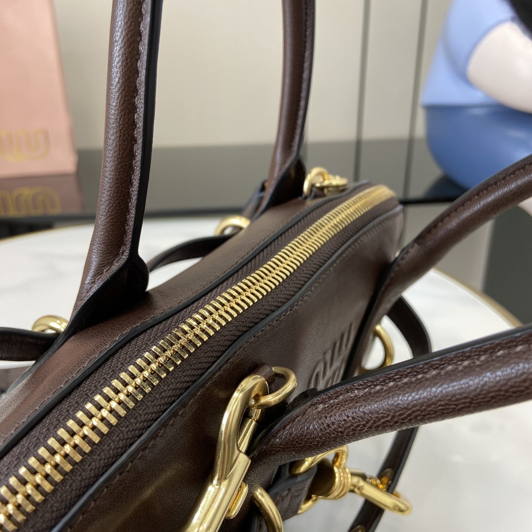 图片[7]-p1900 MiuMiu新品保龄球包釆用顶级复古植柔羊皮复古磨砂感做旧金属配件这款Aventure Nappa 皮革手提包灵感源自 MiuMiu典藏单品其结构经过调整变得更加轻便焕发全新个性打造具有隽永魅力的经典包款多元素的设计赋予这款手提包独特美感和经典气息可拆卸可调节皮革肩带帆布内里配拉链口袋和贴袋
型号：5bb169
尺寸：28（长）x 16.5（宽）x 10cm（厚）
颜色：酒红色/-高仿包包