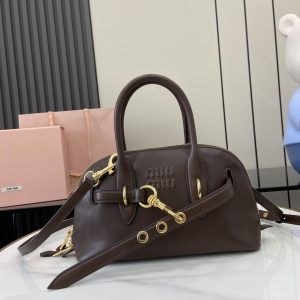 p1900 MiuMiu新品保龄球包釆用顶级复古植柔羊皮复古磨砂感做旧金属配件这款Aventure Nappa 皮革手提包灵感源自 MiuMiu典藏单品其结构经过调整变得更加轻便焕发全新个性打造具有隽永魅力的经典包款多元素的设计赋予这款手提包独特美感和经典气息可拆卸可调节皮革肩带帆布内里配拉链口袋和贴袋
型号：5bb169
尺寸：28（长）x 16.5（宽）x 10cm（厚）
颜色：酒红色/-高仿包包