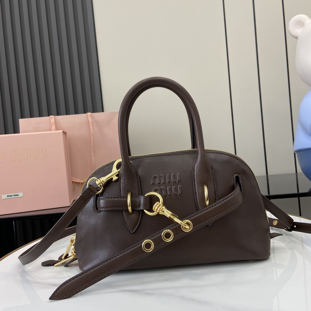 p1900 MiuMiu新品保龄球包釆用顶级复古植柔羊皮复古磨砂感做旧金属配件这款Aventure Nappa 皮革手提包灵感源自 MiuMiu典藏单品其结构经过调整变得更加轻便焕发全新个性打造具有隽永魅力的经典包款多元素的设计赋予这款手提包独特美感和经典气息可拆卸可调节皮革肩带帆布内里配拉链口袋和贴袋
型号：5bb169
尺寸：28（长）x 16.5（宽）x 10cm（厚）
颜色：酒红色/-高仿包包