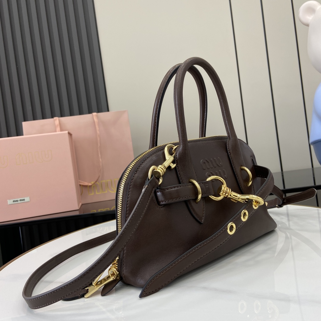 图片[2]-p1900 MiuMiu新品保龄球包釆用顶级复古植柔羊皮复古磨砂感做旧金属配件这款Aventure Nappa 皮革手提包灵感源自 MiuMiu典藏单品其结构经过调整变得更加轻便焕发全新个性打造具有隽永魅力的经典包款多元素的设计赋予这款手提包独特美感和经典气息可拆卸可调节皮革肩带帆布内里配拉链口袋和贴袋
型号：5bb169
尺寸：28（长）x 16.5（宽）x 10cm（厚）
颜色：酒红色/-高仿包包